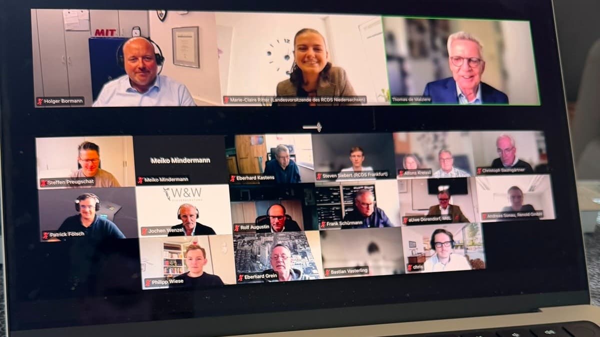 Blick auf den Monitor: Über 50 Gäste nahmen an dem MITtagsgespräch teil.