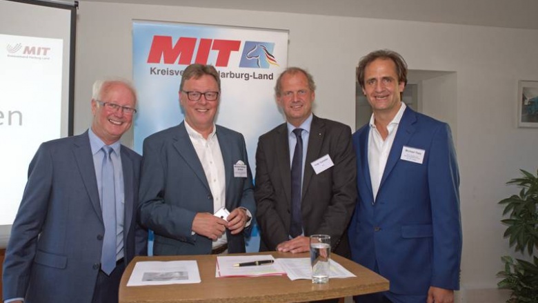 Wilfried Uhlmann, Vorsitzender des MIT-Kreisverband Harburg Land (von links) freute sich mit den Bundestagsabgeordneten Michael Grosse-Brömer, Fritz Güntzler und terra-Geschäftsführer Michael Tietz über den gelungenen, informativen Abend.