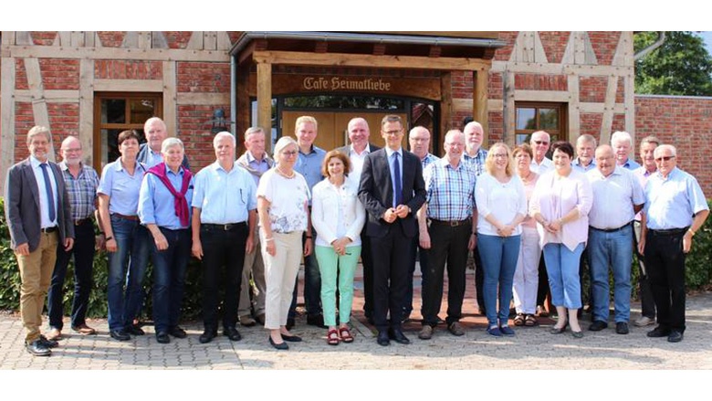 Die "Botschaften" des MIT-Bundesvorsitzenden kamen an. Hier die Teilnehmer vor dem "Café Heimatliebe" des Landgasthauses "Okelmann" in Warpe im Landkreis Nienburg.