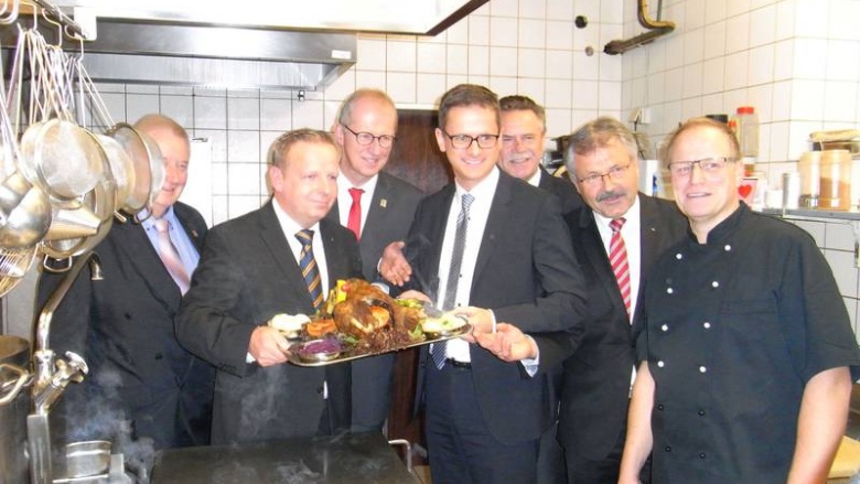 Jetzt weiss man, was gleich aufgetischt wird: "Gans satt!" Jetzt weiss man, was gleich aufgetischt wird: "Gans satt!"