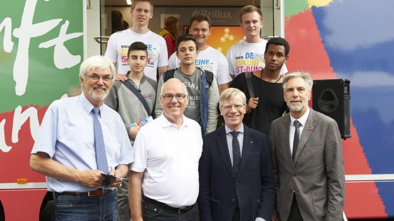 (v.l.n.r.): Harald Schliek, stv. Hauptgeschäftsführer der Handwerkskammer Osnabrück-Emsland Grafschaft Bentheim, H.-Dieter Klahsen, stv. Landesvorsitzender der Niedersachsen-MIT, Burkhard Jasper MdL und Kreishandwerksmeister Siegward Schneider