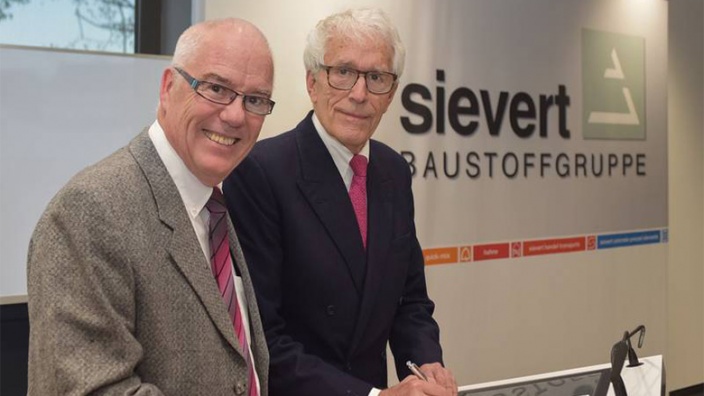 Prof. Dr. Sievert (rechts im Bild) unterzeichnet seinen Beitritt zur MIT Osnabrück-Stadt, worüber sich der Kreisvorsitzende, H.-Dieter Klahsen, freut. (Foto: Ingo Dauer, Osnabrück)