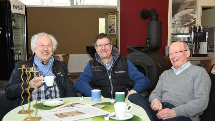 Nach dem Rundgang sitzen die MIT´ler im Cafe des BSK
