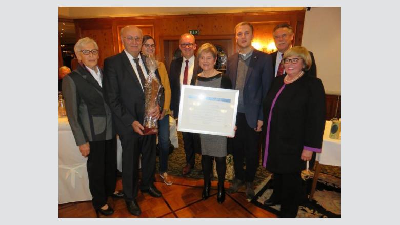 Unser Foto zeigt von links: stellv. MIT Vorsitzende Ulrike Schröder, Heinrich Thiermann, Insa Thiermann, MdL Volker Meyer, Gertrud Thiermann, Christian Thiermann, MIT Landesvorsitzender Werner Lübbe, MIT-Vorsitzende Heide Bergbauer-Hörig.