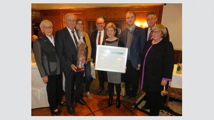 Unser Foto zeigt von links: stellv. MIT Vorsitzende Ulrike Schröder, Heinrich Thiermann, Insa Thiermann, MdL Volker Meyer, Gertrud Thiermann, Christian Thiermann, MIT Landesvorsitzender Werner Lübbe, MIT-Vorsitzende Heide Bergbauer-Hörig.