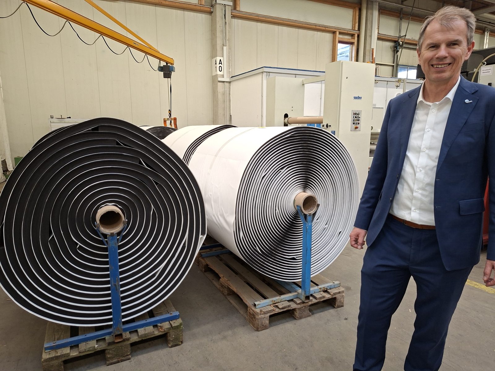 Gerollte Isolierbänder vor dem Zuschnitt bei HANNO Werk